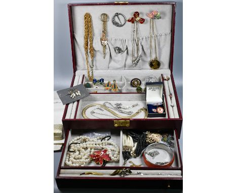 A jewel case containing vintage and later jewellery including brooches, pearls, beads, bangle etc 