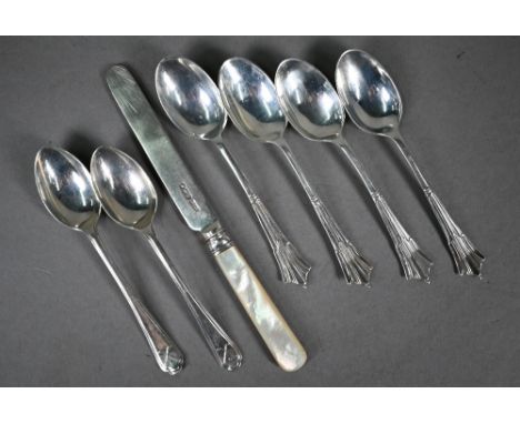 Four Albany pattern silver coffee spoons and two golf spoons, 2.6oz, to/w a silver tea-knife with mother of pearl handle 