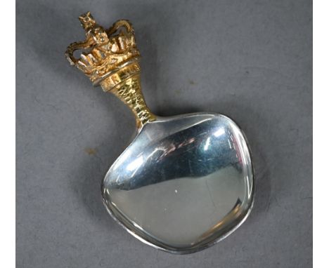 Stuart Devlin parcel gilt 1977 Jubilee caddy spoon with Crown finial, London 1977, 1.6oz, 8cm long; unused in original Devlin