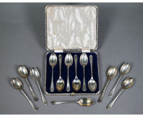 Thirteen silver golf trophy teaspoons - various dates, 5.4oz (contained in a six-spoon case) 