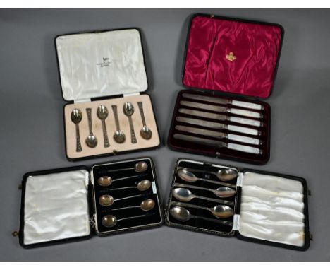 Edwardian cased set of six silver tea knives with mother of pearl handles, Harrison Brothers &amp; Howson, Sheffield 1906 (li