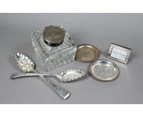 Two silver berry spoons of Georgian origin 4.1oz, to/w a small pair of Egyptian .900 grade dishes with engraved decoration, a