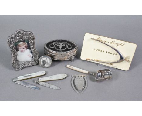 A George IV silver sugar shovel/caddy spoon with mother of pearl handle, John Bettridge, Birmingham 1820, to/w an elliptical 