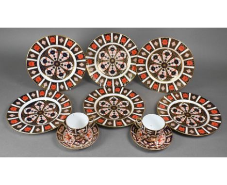 A set of six Royal Crown Derby Imari 23 cm plates, 1970, to/w a pair of tea cups and saucers (10) Plates good clean condition