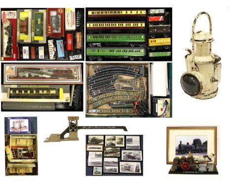 with Royal Daylight tank wagon and assorted track (generally F-G); together with assorted OO gauge items including Wrenn W600