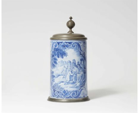 Fayence, kleisterblaue Glasur, Unterglasurdekor in lavierten Blautönen, originale Zinnmontierung (ohne Marke). Zentral in ein