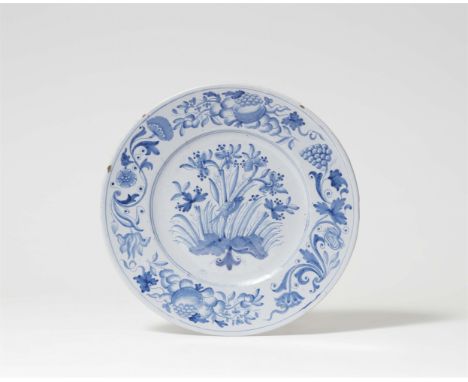 Fayence, kleisterblaue Glasur, Unterglasurdekor in lavierten Blautönen. Blaumarke K mit drei Punkten. Chips. D 24,1 cm.Korden