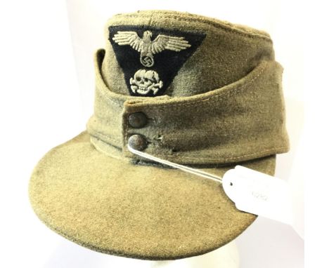 WW2 Third Reich Waffen SS Einheitsfeldmütze M43 field cap. Trapezoid machine embroidered eagle and deathshead insignia on bla