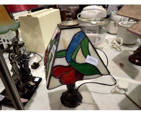 Table lamp in a floral design, H: 33cm. All electrical items in this lot have been PAT tested for safety and have passed. Thi