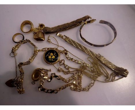Mixed yellow metal jewellery. UK P&amp;P Group 1 (£16+VAT for the first lot and £2+VAT for subsequent lots) 