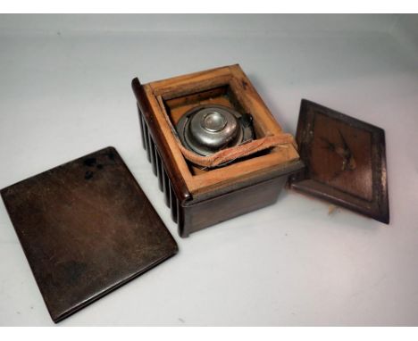 Olive wood Travelling Inkwell, requires re-gluing. UK P&amp;P Group 1 (£16+VAT for the first lot and £2+VAT for subsequent lo