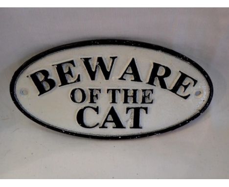 Cast iron Beware of Cat sign, W: 17 cm. UK P&amp;P Group 1 (£16+VAT for the first lot and £2+VAT for subsequent lots) 