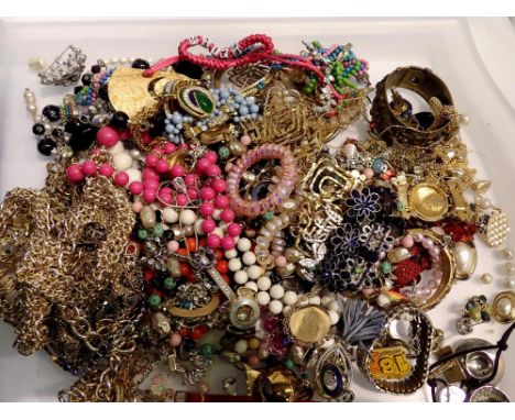 Tray of mixed costume jewellery. UK P&amp;P Group 2 (£20+VAT for the first lot and £4+VAT for subsequent lots) 