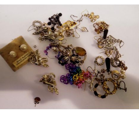 Mixed earrings, including silver examples. UK P&amp;P Group 1 (£16+VAT for the first lot and £2+VAT for subsequent lots) 