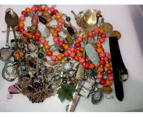 Quantity of mixed costume jewellery. UK P&amp;P Group 1 (£16+VAT for the first lot and £2+VAT for subsequent lots) 