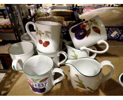 Nine pieces of Royal Worcester. Not available for in-house P&amp;P 
