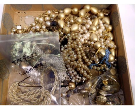 Quantity of mixed costume jewellery including necklaces. UK P&amp;P Group 1 (£16+VAT for the first lot and £2+VAT for subsequ