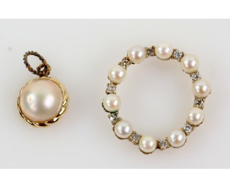 Diamond and pearl circular pendant, ten round brilliant cut diamonds, estimated total diamond weight 1.00 carats, alternately