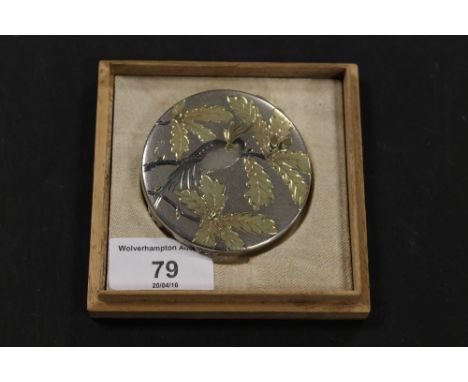 A WHITE METAL COMPACT WITH ENGRAVED BIRD DECORATION TO LID