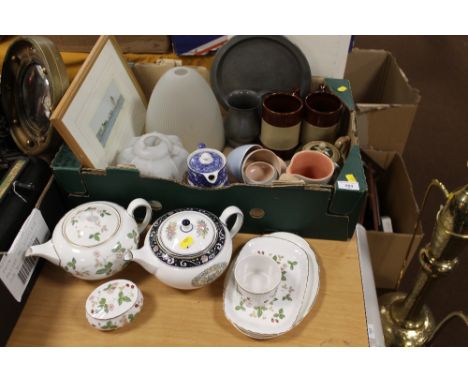 A QUANTITY OF COLLECTABLE CERAMICS TO INC WEDGWOOD, POOLE ETC., TOGETHER WITH A SIGNED LIMITED EDITION PRINT