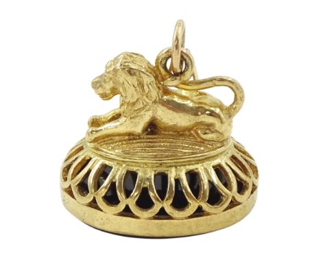 9ct gold resting lion fob seal pendant, black onyx intaglio depicting a Roman centurion, London 1976Condition Report:Approx 9