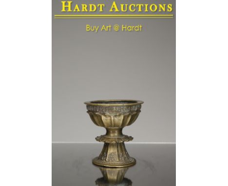 BronzeIndia , 18th centuryDimensions: Height 9 cm Wide 9 cmWeight: 346 gramsSmall oil lamp in the shape of a chalice with orn