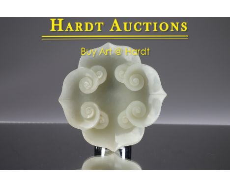 White jadeChina , Qing dynasty (1636-1912) , Qianlong period (1736-1796)Dimensions: 10 x 10 x 1,5 cmWeight: 132 gramsThe Jade