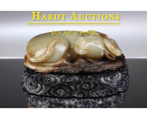 Hetian JadeChina , Qing dynasty (1636-1912)Dimensions: 19 x 17 x 11 cmWeight: 1795 gramsThe lying ox is carved from a piece o