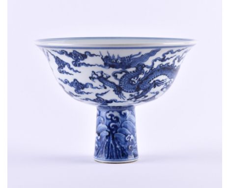 Fußschale China, Qing Dynastiemit unterglasurblauem Drachendekor staffiert, im Spiegel blaue 6 Zeichen Kangxi Marke, H: 13 cm