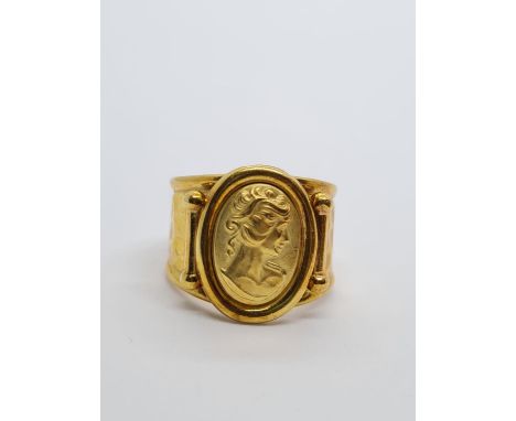 18ct yellow gold vintage ring with a lady portrait centre, weight 5.7g and size M 