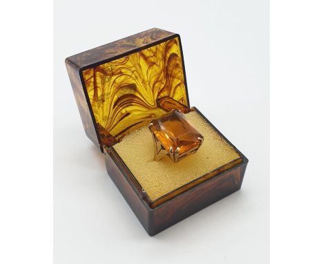 9ct gold and amber dress ring. 5.8g, size J/K 