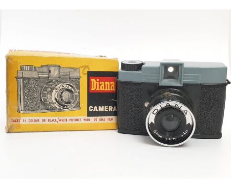 A vintage 'Diana' camera. Good condition. In worn box. As found. 