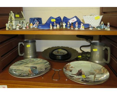 PAIR OF PEWTER TANKARDS, WEDGWOOD DISPLAY PLATES, MINIATURE CERAMIC FIGURES AND OTHER CHINA ITEMS (TWO SHELVES)