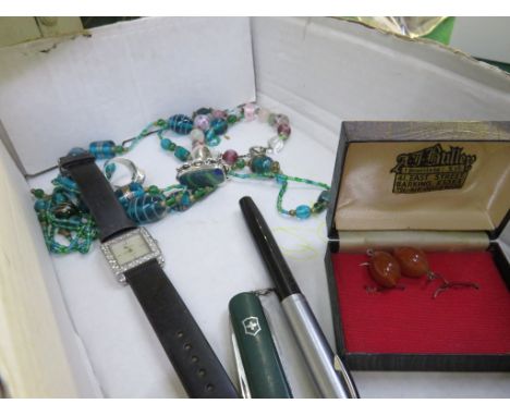 A LONG VENETIAN HAND-BLOWN GLASS NECKLACE, A VENETIAN GLASS BEAD BRACELET, MALACHITE 925 RING, ONE OTHER DRESS RING, A PAIR O
