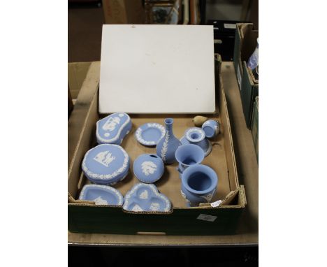 A TRAY OF WEDGWOOD JASPERWARE TOGETHER WITH A ROYAL WORCESTER BOXED CAKE PLATE AND KNIFE