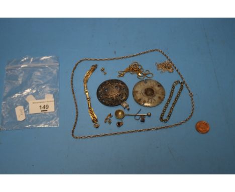 A CHINESE JADE TYPE AMULET AND A QUANTITY OF YELLOW AND WHITE METAL JEWELLERY