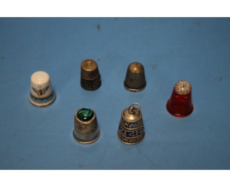 SIX THIMBLES INCLUDING HALLMARKED SILVER, CAITHNESS GLASS, SPODE ETC.