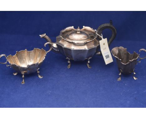 A George V three-piece silver tea service, by Henry Matthews, Birmingham 1925, comprising: teapot, sugar bowl and cream jug, 