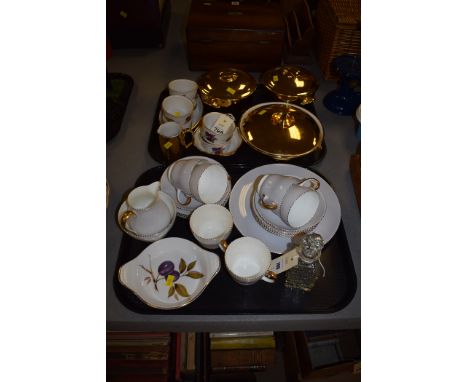 Ceramics, to include: a Wedgwood part tea service, to include: tea cups, saucers, milk jug and sugar bowl; Royal Worcester 'E