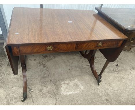 A 19TH CENTURY MAHOGANY SOFA TABLE ENCLOSING TWO DRAWERS AND TWO SHAM DRAWERS, ON BRASS CASTERS 