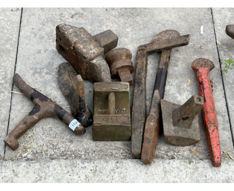 AN ASSORTMENT OF VINTAGE CAST IRON FORGING TOOLS 
