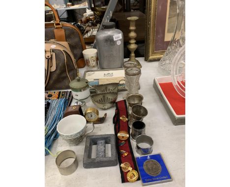 A MIXED LOT TO INCLUDE VINTAGE WATER BOTTLE, SILVER PLATED ITEMS, CASED COIN ETC 
