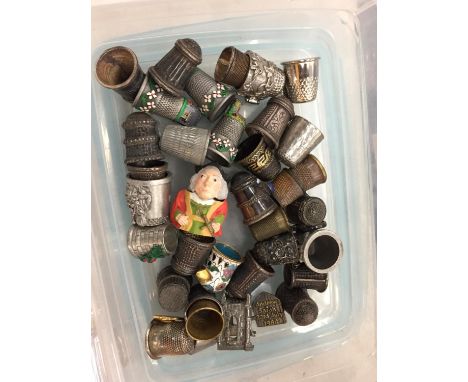 A COLLECTION OF VINTAGE METAL THIMBLES 