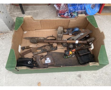 AN ASSORTMENT OF VINTAGE TOOLS TO INCLUDE WOOD PLANES AND A SAW ETC 