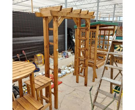 AN AS NEW EX DISPLAY CHARLES TAYLOR TRELIS ARCH WAY*PLEASE NOTE VAT TO BE PAYED ON THIS ITEM* 