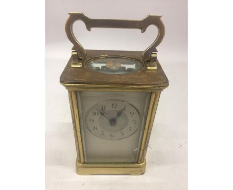 A FRENCH ANTIQUE BRASS CASED CARRIAGE CLOCK WITH KEY 