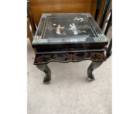 A MODERN LAMP TABLE WITH APPLIED AND PAINTED CHINOISERIE DECORATION AND GLASS TOP, 18" SQUARE 