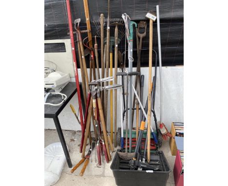 A GROUP OF GARDEN TOOLS 
