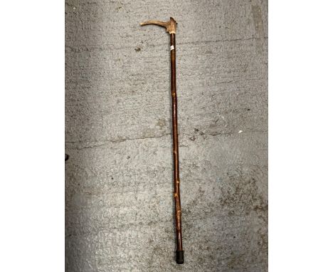 A VINTAGE HORN HANDLED WALKING STICK 