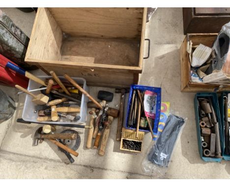 A WOODEN BOX OF ASSORTED VINTAGE HAND TOOLS, MALLETS ETC 